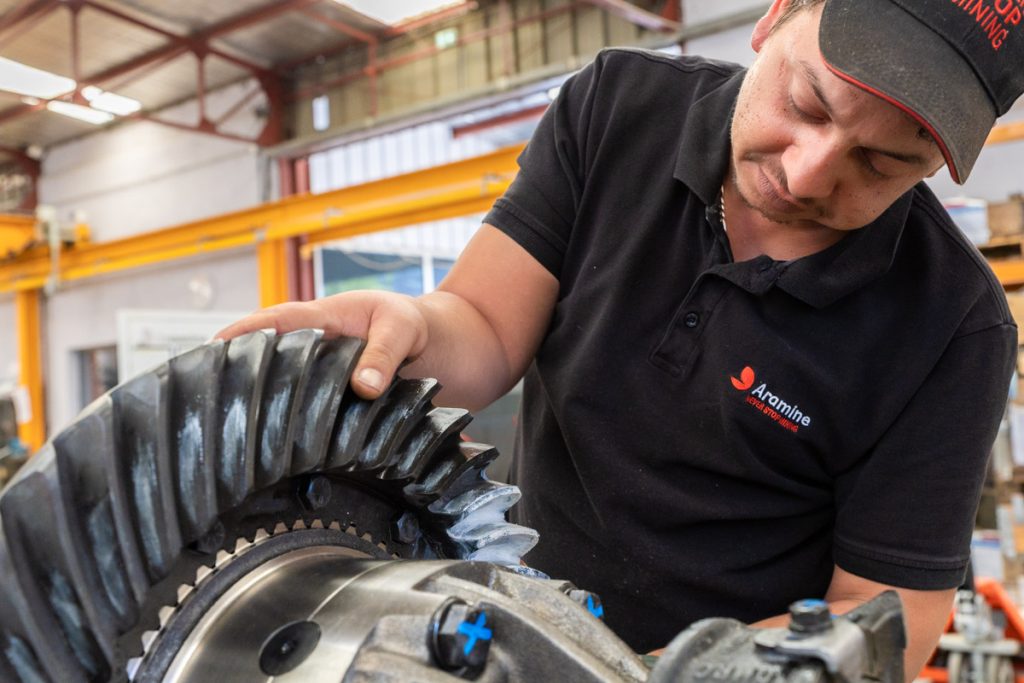Reportage Aramine : mécanicien en pleine révision d'un pont différentiel