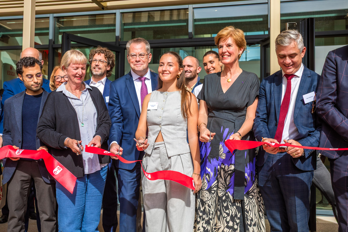 Coupure du ruban lors de l'inauguration du nouveau campus de l'ESSCA à Aix-en-Provence, reportage Florent Ruyssen