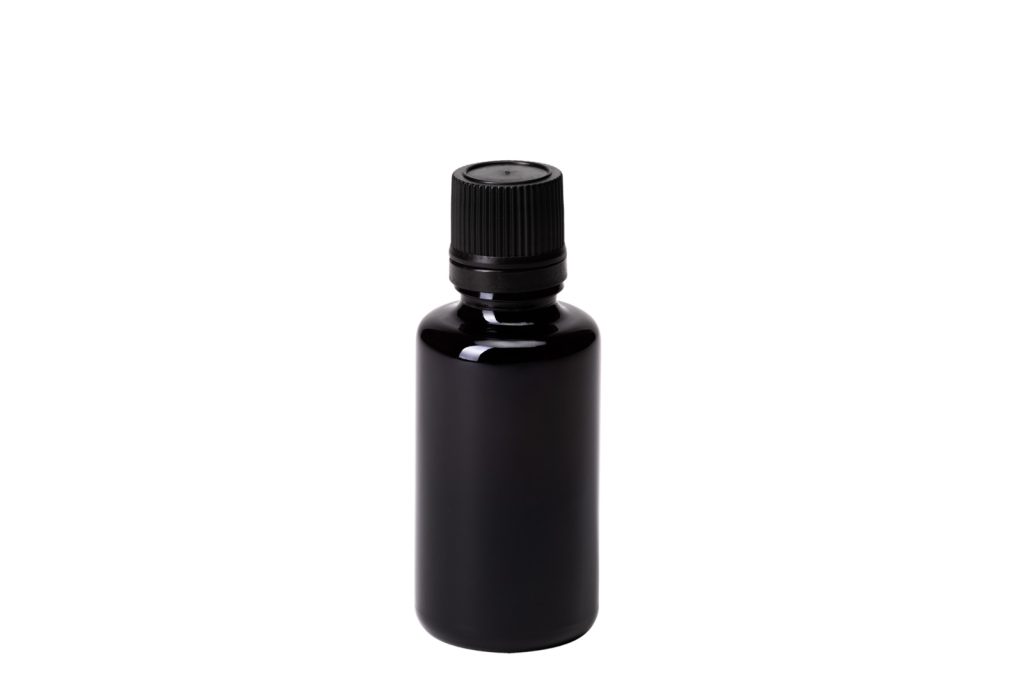 Packshot d'un flacon compte-gouttes en verre noir détouré sur fond blanc, photographie Florent Ruyssen