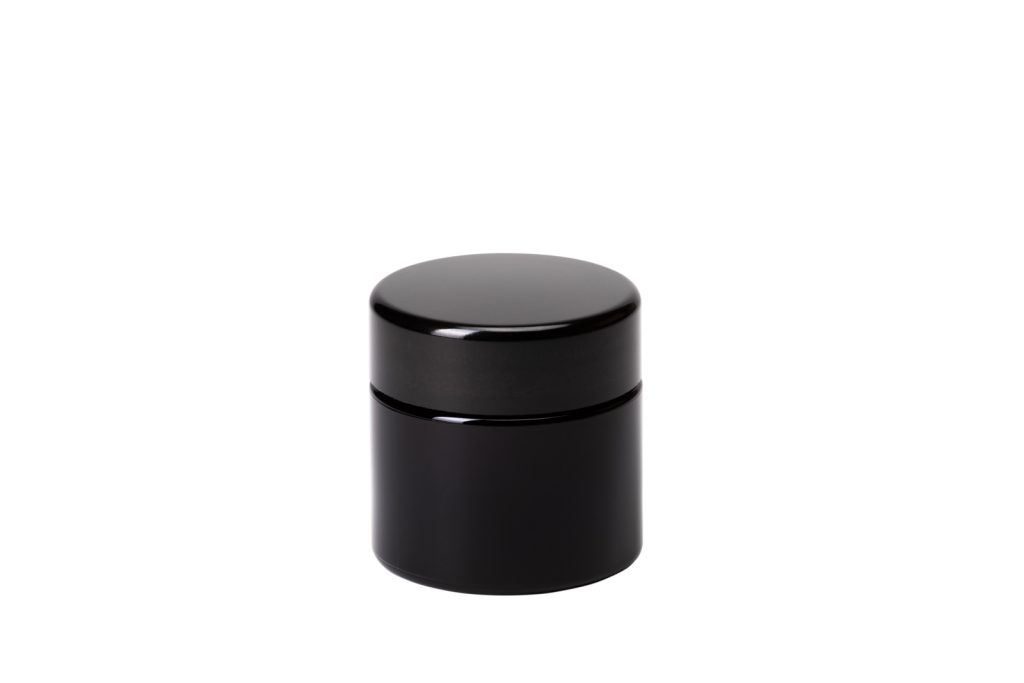 Packshot d'un pot de soin noir brillant détouré sur fond blanc, photographie Florent Ruyssen