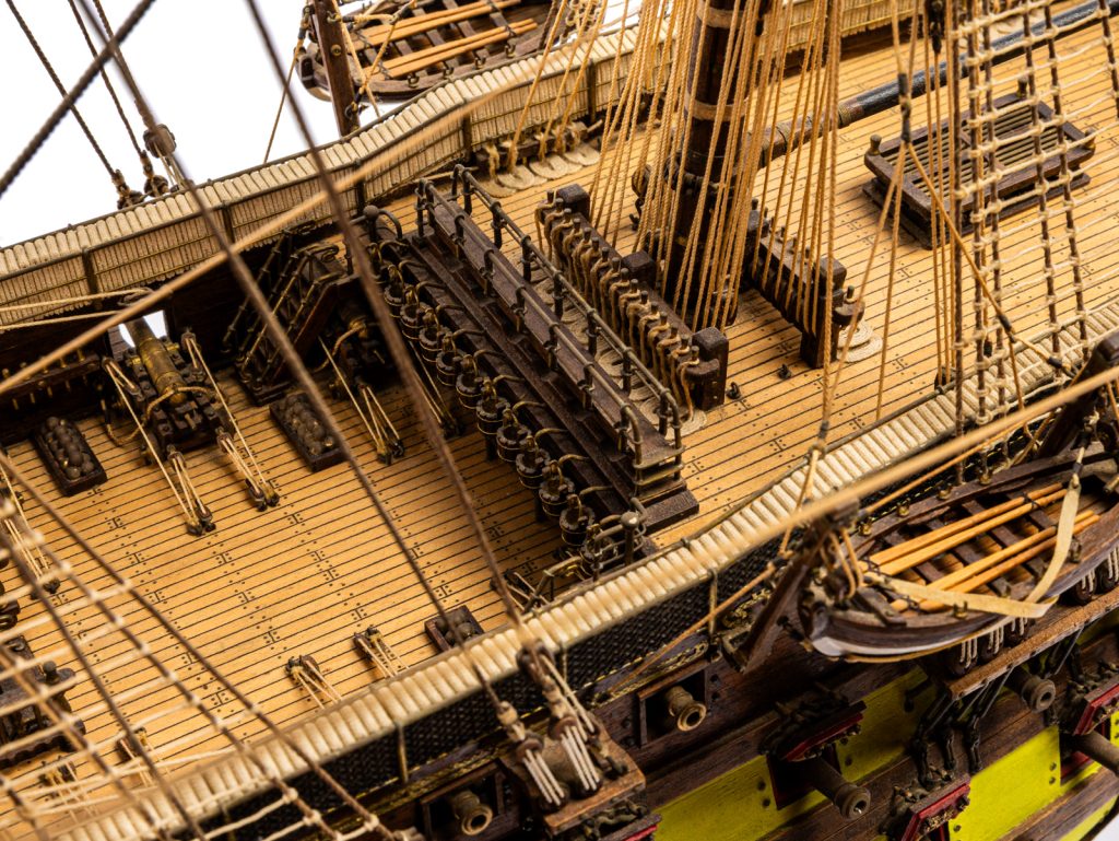 Détail du pont de la maquette du HMS Victory : cordages noués à la main et canots, photographie Florent Ruyssen