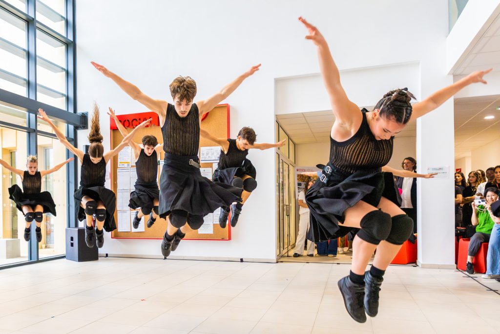 Danseurs du Ballet Preljocaj Junior en plein saut dans le hall vitré du campus ESSCA d'Aix-en-Provence, reportage Florent Ruyssen