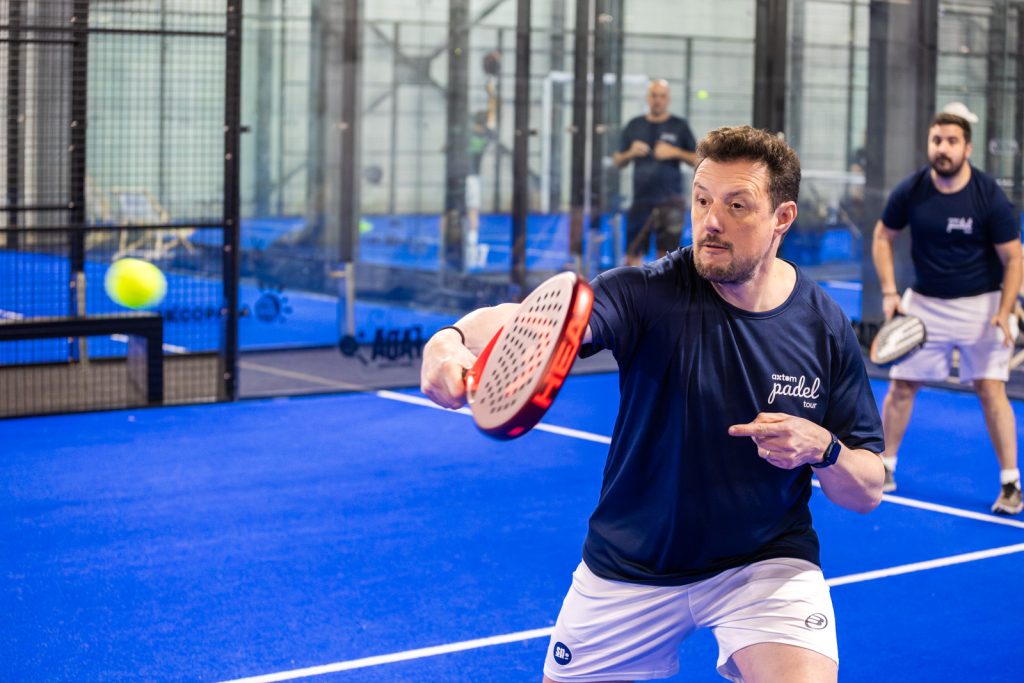 Bertrand Lafanechère, directeur d'Axess, en pleine action lors de l'Axtom Padel Tour au complexe Smash Padel de Signes, reportage Florent Ruyssen